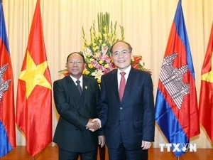 越南国会主席阮生雄与柬埔寨国会主席韩桑林举行会谈